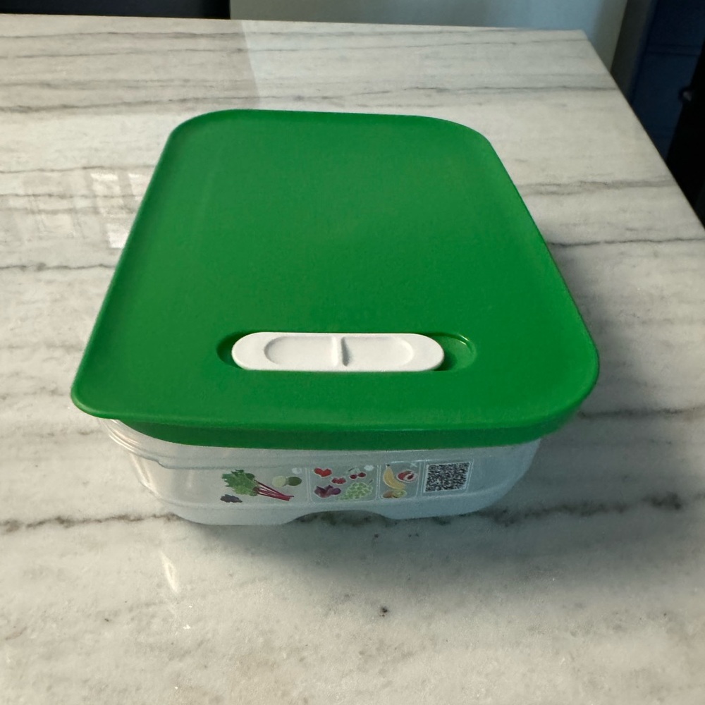 NWOT Tupperware Fridgesmart Container